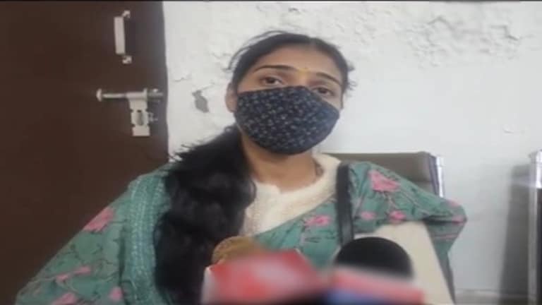 'पति खुद नहीं बनाता संबंध दोस्तों का लाता है बेडरूम में'... कथावाचक की पत्नी ने लगाए ये आरोप Agra