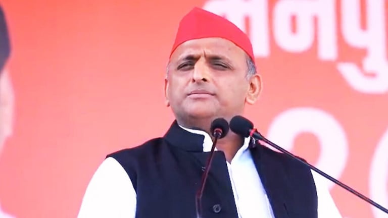 नोएडा में अखिलेश यादव बोले- किसानों और नौजवानों से डरी हुई भाजपा संविधान कुचलने में लगी है UP Tak