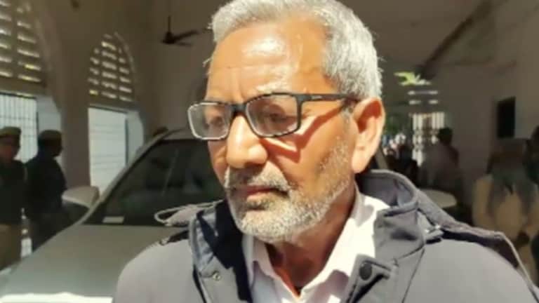 मां की मौत के बाद बेटों ने संपत्ति के लालच में अपने पिता के साथ जो किया, DM भी जान हैरान रह गए Deoria