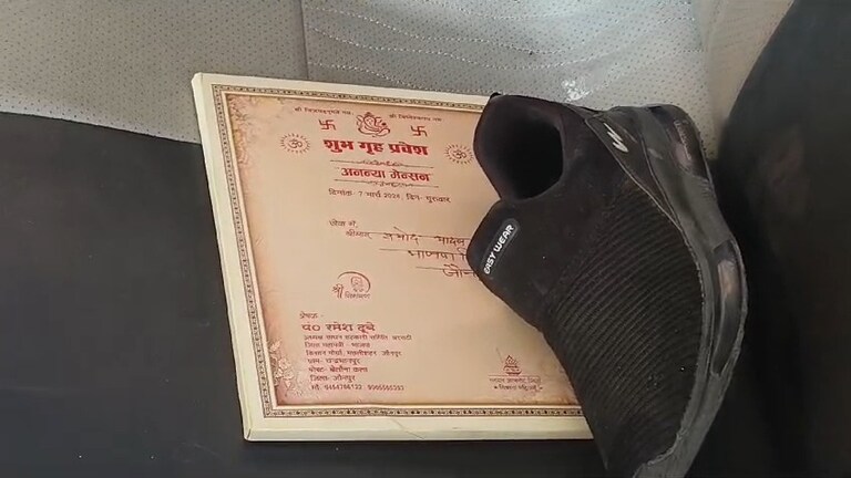 जौनपुर में भाजपा नेता प्रमोद यादव की हुई हत्या, गाड़ी से मिला शादी का कार्ड, क्या है इसका रहस्य? UP Tak