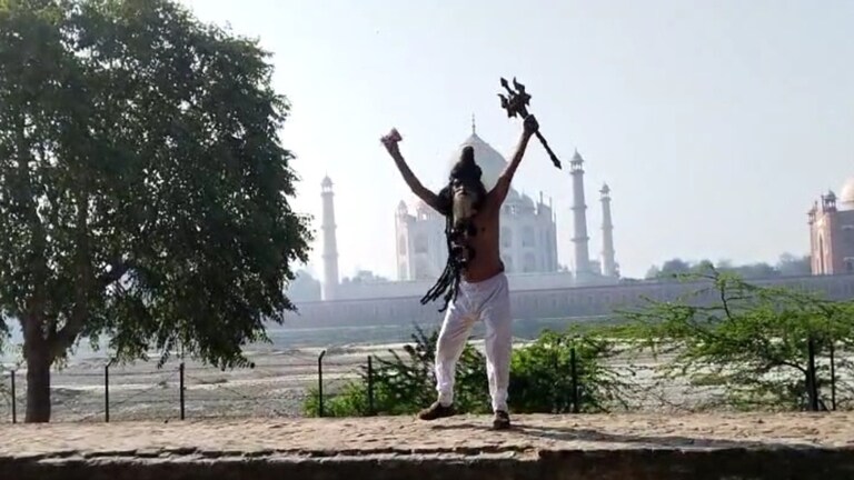 महाशिवरात्रि पर ताजमहल के पीछे शिव तांडव कर रहे थे पवन बाबा, फिर पुलिस ने किया ये हाल UP Tak