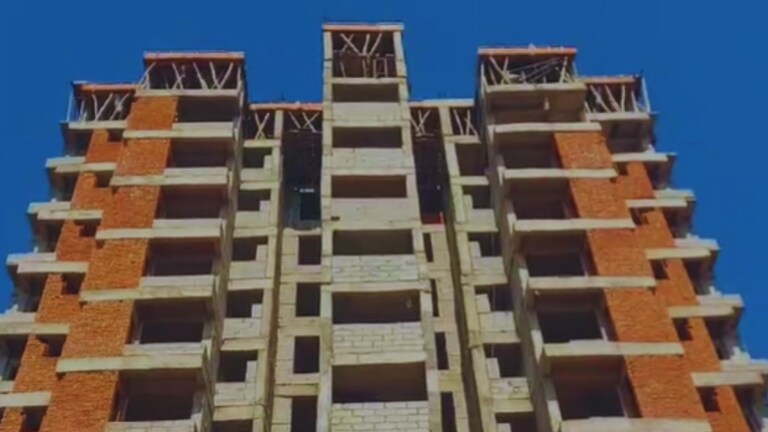लखीमपुर खीरी में PWD ने पुलिसवालों के लिए बना दी तिरछी बिल्डिंग? सोशल मीडिया पर लोग ले रहे मौज UPTak