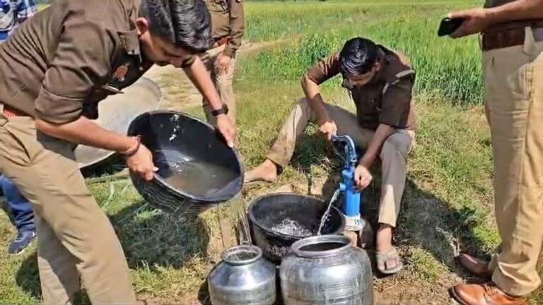 झांसी में पानी की जगह हैंडपंप से निकलने लगी शराब, दबिश देने गई पुलिस के भी उड़ गए होश UPTak