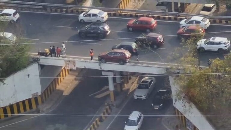 नोएडा : गाड़ी चला रहे रिटायर्ड कर्नल को आई झपकी, फिर एक्सप्रेसवे के अंडरपास पर अटक गई कार UP Tak