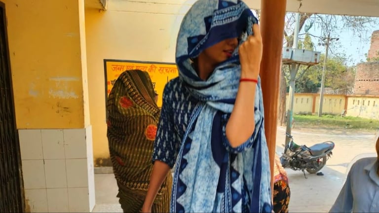 फिरोजाबाद : घूंघट में मरीज बनकर सरकारी अस्पताल पहुंचीं महिला IAS, फिर वहां मच गया हड़कंप UPTak