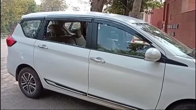 मथुरा SSP के घर के बाहर खड़ी गाड़ी भी सुरक्षित नहीं, अपराधियों ने शीशा तोड़कर चुराए चार लाख रुपये  UP Tak