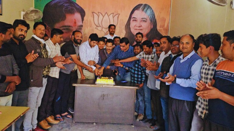 समर्थकों ने किया ऐसा काम, हर कोई हैरान! पीलीभीत से फिर भाजपा के टिकट पर चुनाव लड़ेंगे वरुण? UP Tak