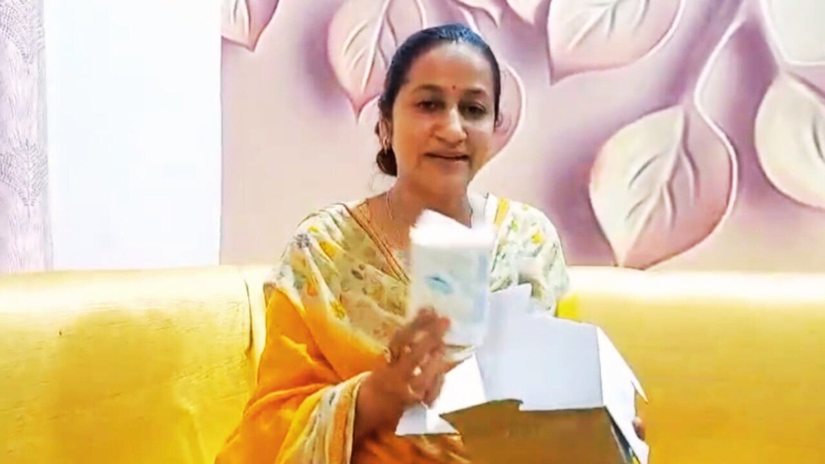 मेडिकल उपकरण मंगाए और डिलिवरी बॉय दे गया नैपकीन, संभल की डिप्टी कलेक्टर वंदना संग हुआ फ्रॉड UP Tak