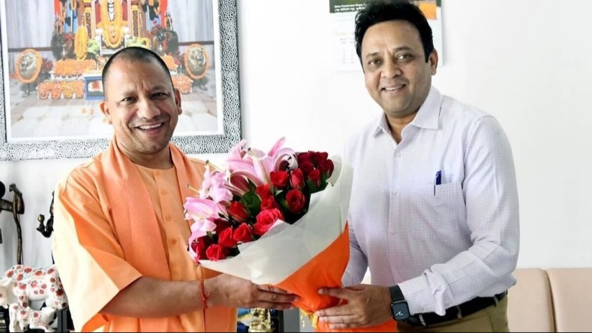 लोकसभा चुनाव से पहले हटाए गए यूपी के गृह सचिव संजय प्रसाद! इसके पीछे की वजह जान लीजिए UP Tak