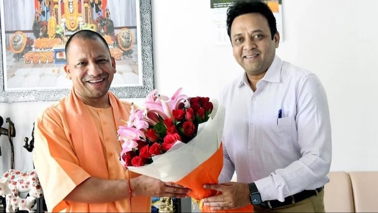 लोकसभा चुनाव से पहले हटाए गए यूपी के गृह सचिव संजय प्रसाद! इसके पीछे की वजह जान लीजिए UP Tak