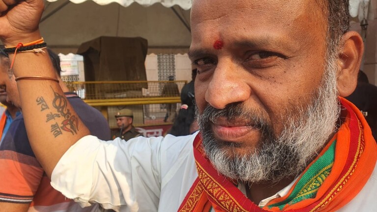 PM मोदी के खिलाफ रोडरोलर के चिन्ह पर वाराणसी से चुनाव लड़ रहे शिव कुमार कौन हैं? Varanasi