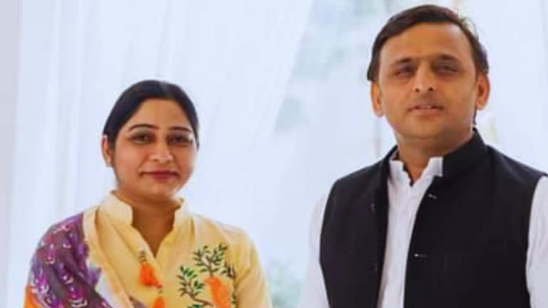क्या अखिलेश यादव से मिलीं संघमित्रा मौर्य? इस वायरल तस्वीर की पूरी कहानी जानिए UP Tak