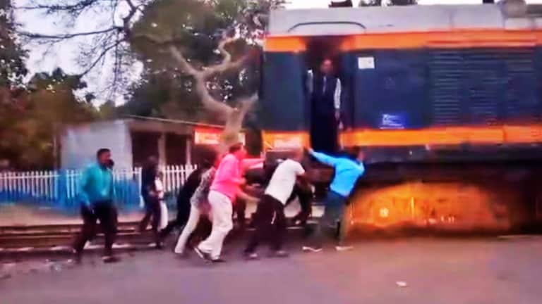 अमेठी में ट्रेन को धक्का मारकर चालते दिखे लोग, वीडियो हुआ वायरल, जानें पूरी कहानी UP Tak