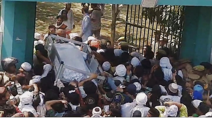 मुख्तार अंसारी को जब सुपुर्द-ए-खाक किया गया, तब कौन-कौन कब्रिस्तान में रहा मौजूद? UP Tak