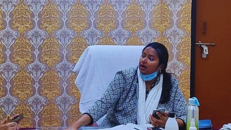 कौन हैं गाजीपुर DM आर्यका अखौरी, जिनकी मुख्तार के भाई अफजाल अंसारी से हुई जमकर बहस UP Tak