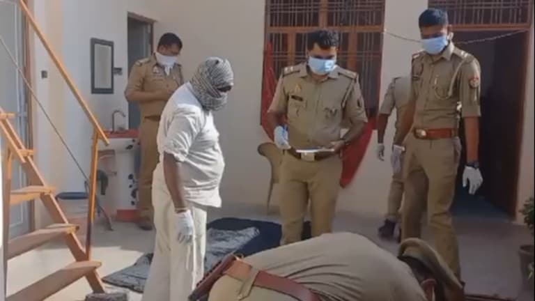 पत्नी की लाश को बोरी में भरकर उसके साथ सोता था पति, पुलिस पहुंची तो हुआ हैरान करने वाला खुलासा UP Tak