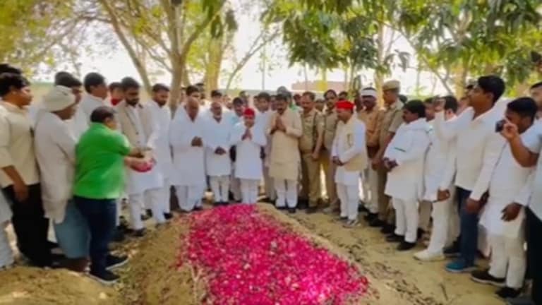 धर्मेंद्र यादव ने मुख्तार अंसारी की कब्र पर चढ़ाए फूल, ओवैसी के बाद परिवार से मिलने पहुंचे गाजीपुर UPTak