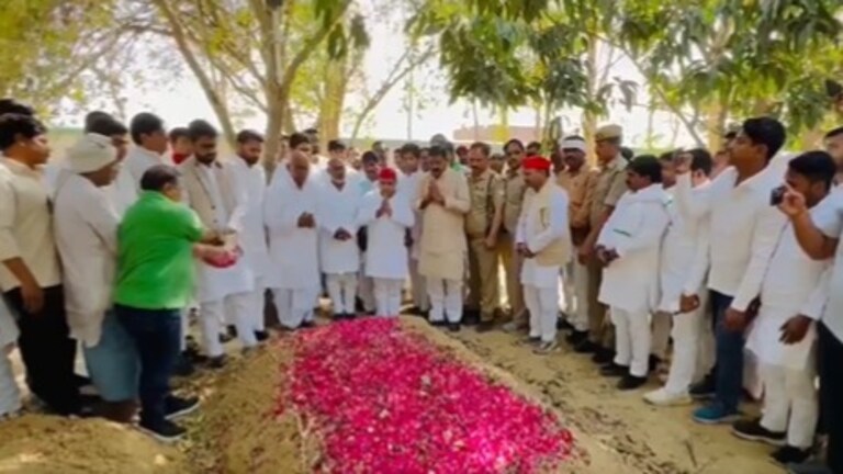 धर्मेंद्र यादव ने मुख्तार अंसारी की कब्र पर चढ़ाए फूल, ओवैसी के बाद परिवार से मिलने पहुंचे गाजीपुर  UP Tak