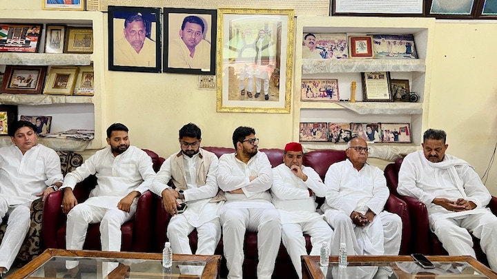 मुख्तार अंसारी के घर 'फाटक' में अखिलेश और मुलायम की खास तस्वीर! आप भी देखिए एक झलक Mukhtar Ansari