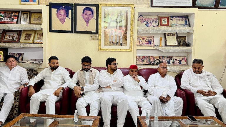 मुख्तार अंसारी के घर 'फाटक' में अखिलेश और मुलायम की खास तस्वीर! आप भी देखिए एक झलक Mukhtar Ansari