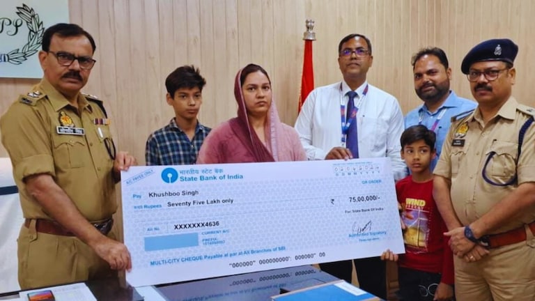 एसबीआई ने मृतक सिपाही की पत्नी को दिया 75 लाख का चेक, जानें क्या था मामला UP Tak