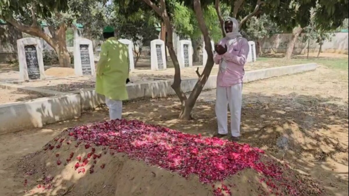 मुख्तार अंसारी की कब्र पर क्या करने लोग? यूपी Tak रिपोर्टर के कैमरे में कैद हुईं ये चीजें UP Tak
