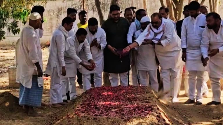 पिता मुख्तार अंसारी की कब्र पर फिर पहुंच गए उमर, चालीसवें से पहले किया ये काम करने का ऐलान UP Tak
