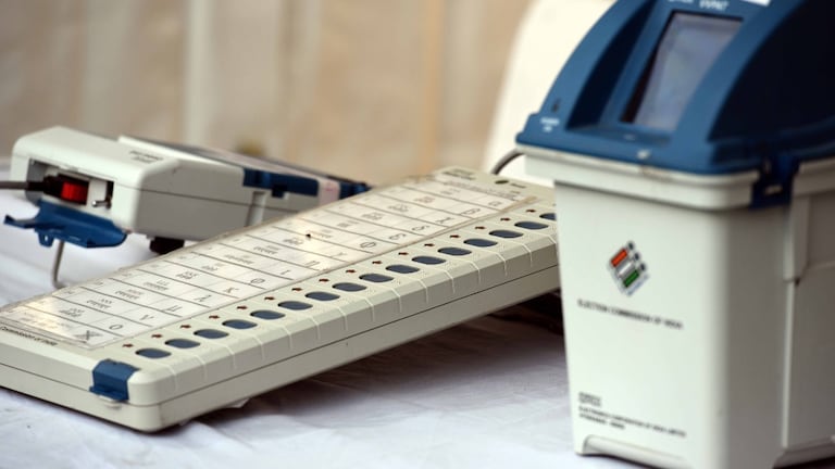 UP में 19 अप्रैल को है पहले चरण का मतदान, EVM से वोट डालते समय न करें ये गलती evm
