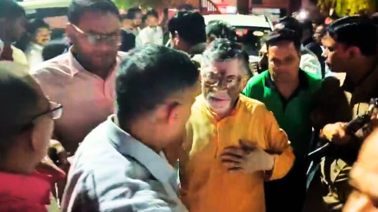 बरेली में वोटिंग से पहले BJP की फजीहत, पार्टी के मेयर ने संतोष गंगवार को बोले अपशब्द? मचा बवाल UPTak