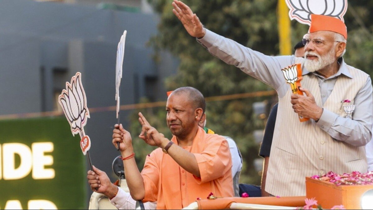 तस्वीर में पीएम मोदी और सीएम योगी