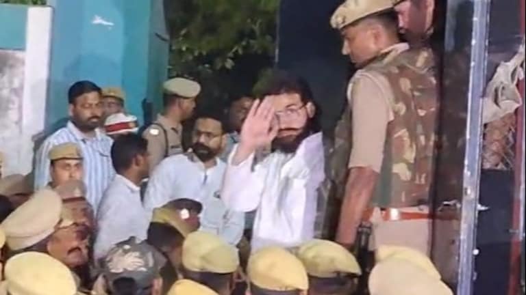 'फाटक' पहुंचते ही मुख्तार जैसा दिखा अब्बास अंसारी, पिता के कब्र पर फातिहा पढ़ने की तस्वीर आई सामने UP Tak