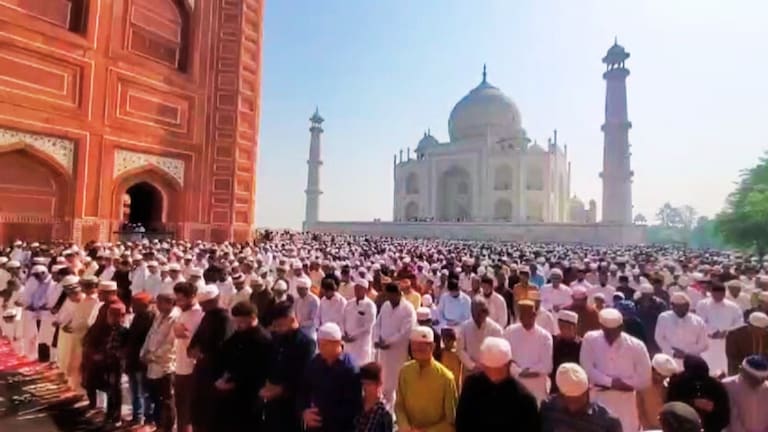 ईद के मौके पर जब ताजमहल में अदा की गई नमाज तो ऐसा था माहौल, ASI ने किया था ये बड़ा काम UP Tak