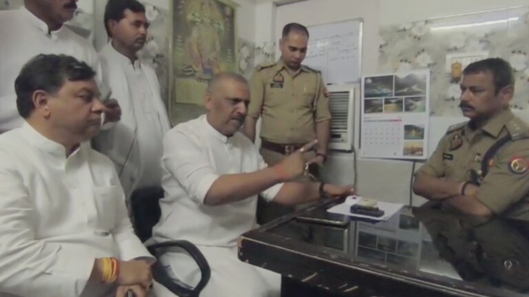 DCP की औकात है तो रामनवमी में करके दिखाना...सपा विधायक अमिताभ वाजपेई पुलिस से खूब उलझ गए Kanpur
