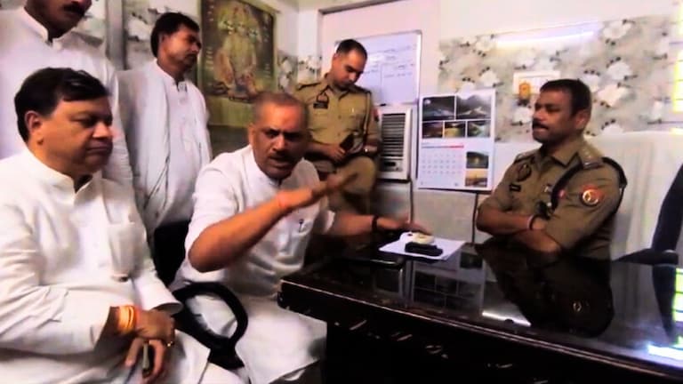 मुसलमान है तो आप कैसी भी बात करेंगे, औकात है तो... ACP की मेज पर हाथ पटक सपा MLA ये बोले UP Tak