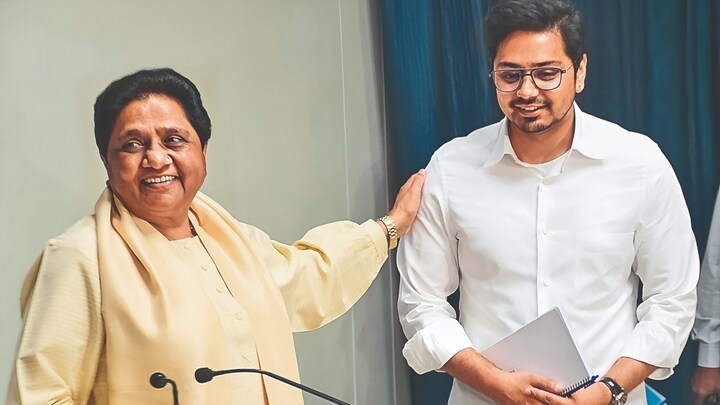 भाजपा-कांग्रेस के चंदे पर सवाल तो उठा रहे आकाश आनंद पर बसपा की फंडिंग की जानकारी कौन देगा? UP Tak