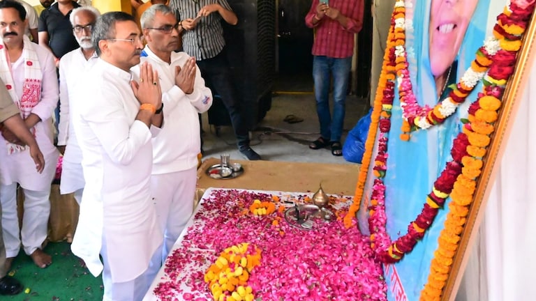 जब ओम प्रकाश राजभर के घर पहुंचे बाहुबली ब्रिजेश सिंह, श्रद्धांजलि देते तस्वीर आई सामने UP Tak