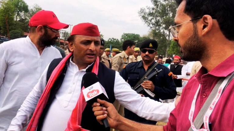 हेलीकॉप्टर पर बैठने से पहले यूपी Tak रिपोर्टर ने लिया अखिलेश का MOJO इंटरव्यू, क्या-क्या बोल गए? UP Tak