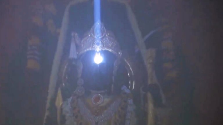 अयोध्या के राम मंदिर में सूर्य देव ने किया रामलला के मस्तक पर तिलक, देखें दिव्य नजारा UPTak