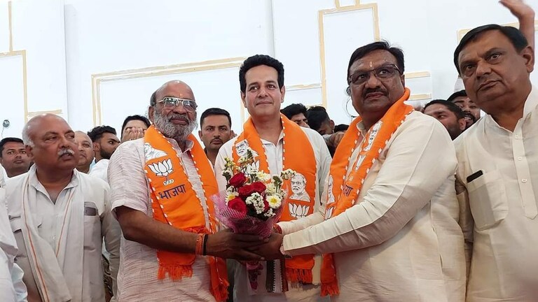 UP में पहले फेज की वोटिंग से पहले धरम सिंह सैनी रातों-रात BJP में शामिल! क्या असर होगा? UP Tak