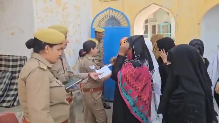 Kairana Lok Sabha Seat Voting : महिला पुलिस ने जब वोट डालने पहुंची बुर्कानशीं का उठवाया बुर्का फिर ये हुआ UP Tak