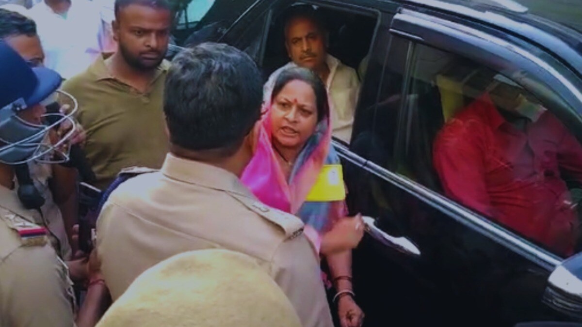 मुरादाबाद में वोटिंग के बीच सपा उम्मीदवार रुचि वीरा और एसएसपी के बीच हुई जोरदार बहस Moradabad, Moradabad News, Moradabad Voting, Ruchi Veera