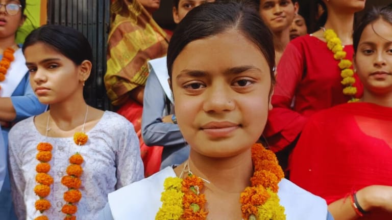 UP Board Result 2024: बांदा में ड्राइवर की बिटिया सुरभि ने किया जिला टॉप, रिजल्ट देख रो पड़ी UP Tak