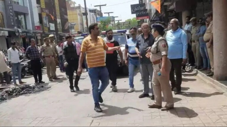 कानपुर : शोरूम मालिक ने डांटा तो 14 साल के लड़के ने कर दिया जानलेवा हमला, 11 बार चाकू से किए वार UP Tak