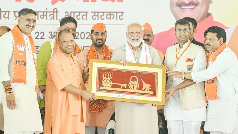 अलीगढ़ में बोले CM योगी, विपक्ष की किस्मत पर ताला लगा PM मोदी को तीसरी बार सौंपें देश की सत्ता PM Modi, CM Yogi in Aligarh