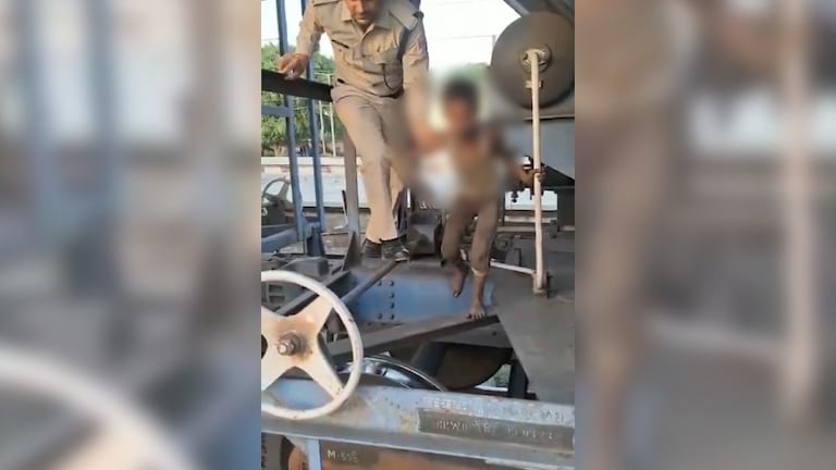 ट्रेन के पहियों के बीच बैठकर लखनऊ से हरदोई पहुंच गया बच्चा, RPF जवान ने देखा तो उड़ उसके होश Uttar Pradesh, Child, Train, Wheelset, Railway Protection Force, Constable, Rescue, Social Media