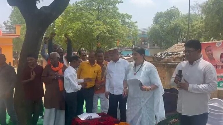 'पीएम मोदी को हनुमान बनाना है और लंका में आग...' स्मृति ईरानी ने अमेठी में कही ये बात UP Tak