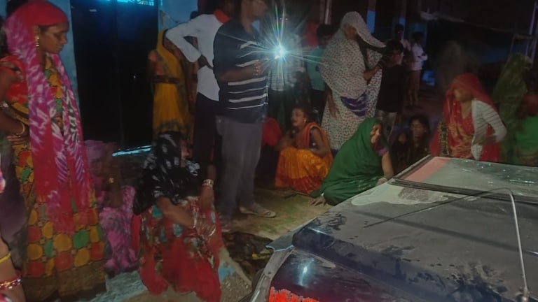 बांदा : घर के बाहर सो रही महिला को चढ़ी पुलिस जीप, गाड़ी में मिली शराब की बोतलें UP Tak