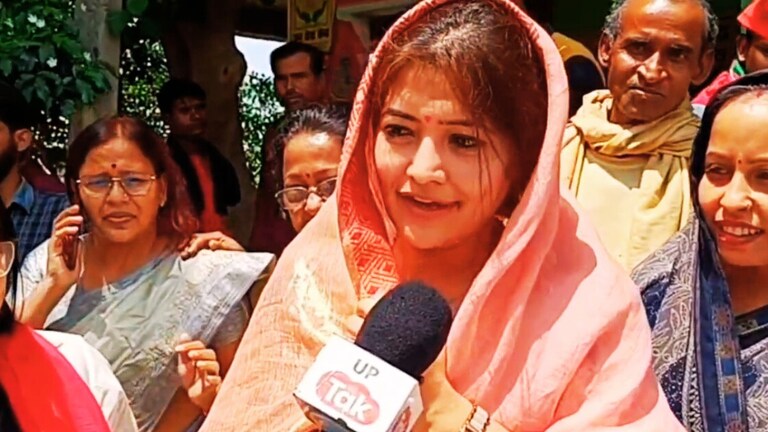 कौन हैं पूनम रावत जो मैनपुरी में प्रचार कर कह रही हैं 'डिंपल भाभी' को वोट दो? UP Tak