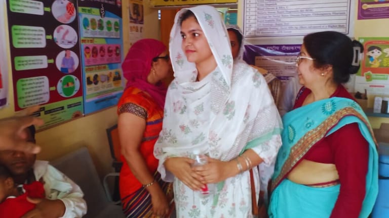 कौन हैं गाजीपुर की नुसरत जो अफजाल अंसारी के लिए घर-घर जाकर मांग रहीं वोट UP Tak