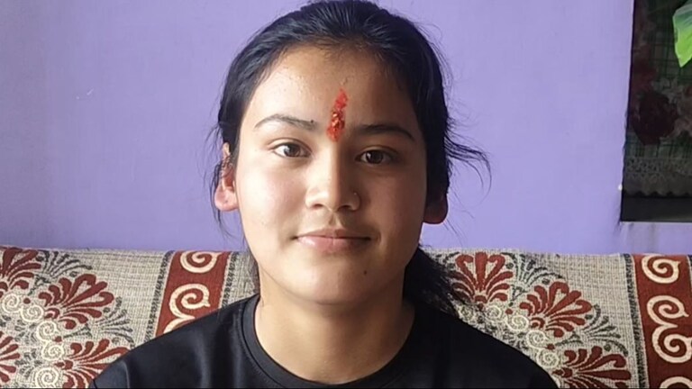 UK Board Result Topper: 500/500 अंक लाने वालीं प्रियांशी की सफलता का ये है राज, देखें मार्कशीट Priyanshi Rawat